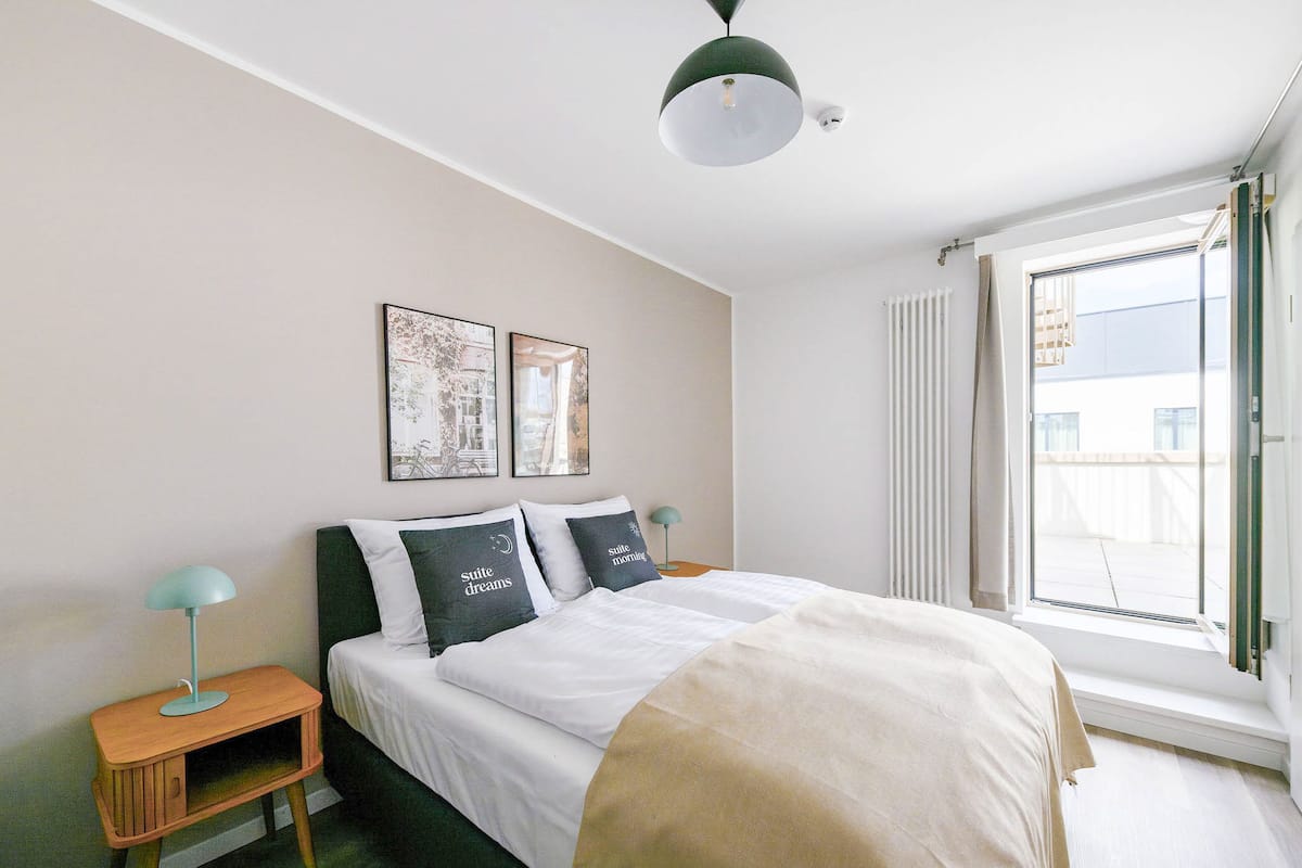 Two-Bedroom Penthouse + rooftop terrace | 1 camera, con stile personalizzato, con arredamento individuale
