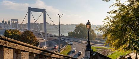 Un pont comportant plusieurs voies de circulation, une passerelle pour les piétons et offrant une vue sur les bâtiments en arrière-plan.