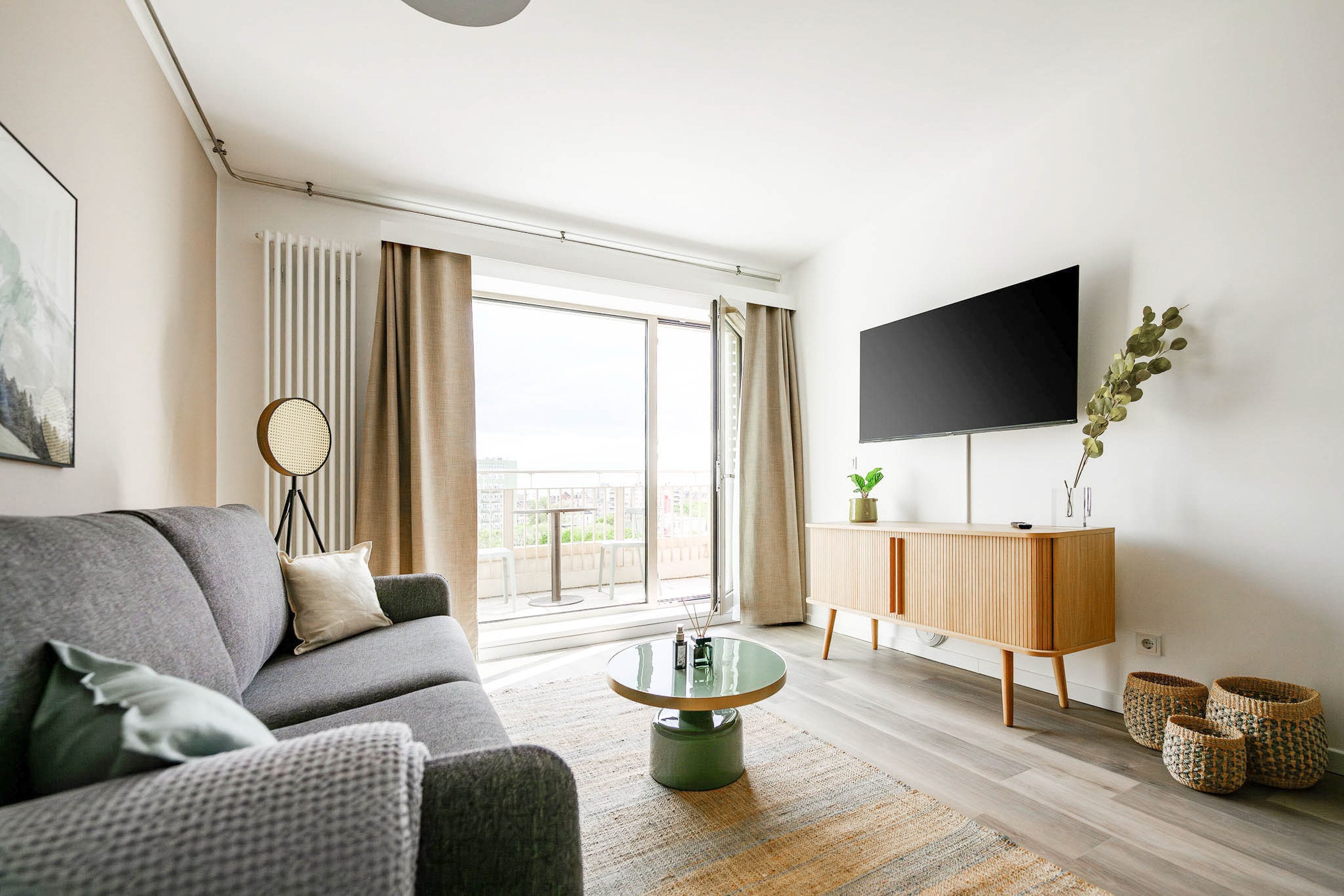 Two-Bedroom Suite with balcony | Woonruimte | Een 50-inch smart-tv met satellietzenders en een televisie