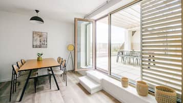 Three-Bedroom Penthouse +rooftop terrace | 客廳 | 50 吋智能電視連衛星電視頻道、電視