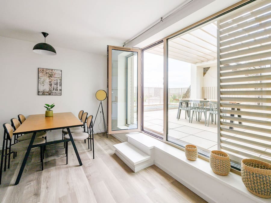 Three-Bedroom Penthouse +rooftop terrace | Wohnbereich | 50-Zoll-Smart-TV mit Satellitenempfang, Fernseher