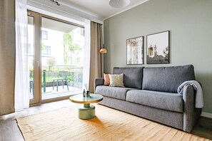 One-Bedroom Suite with balcony | リビング エリア | 50 インチのスマートテレビ (衛星放送 視聴可)、テレビ