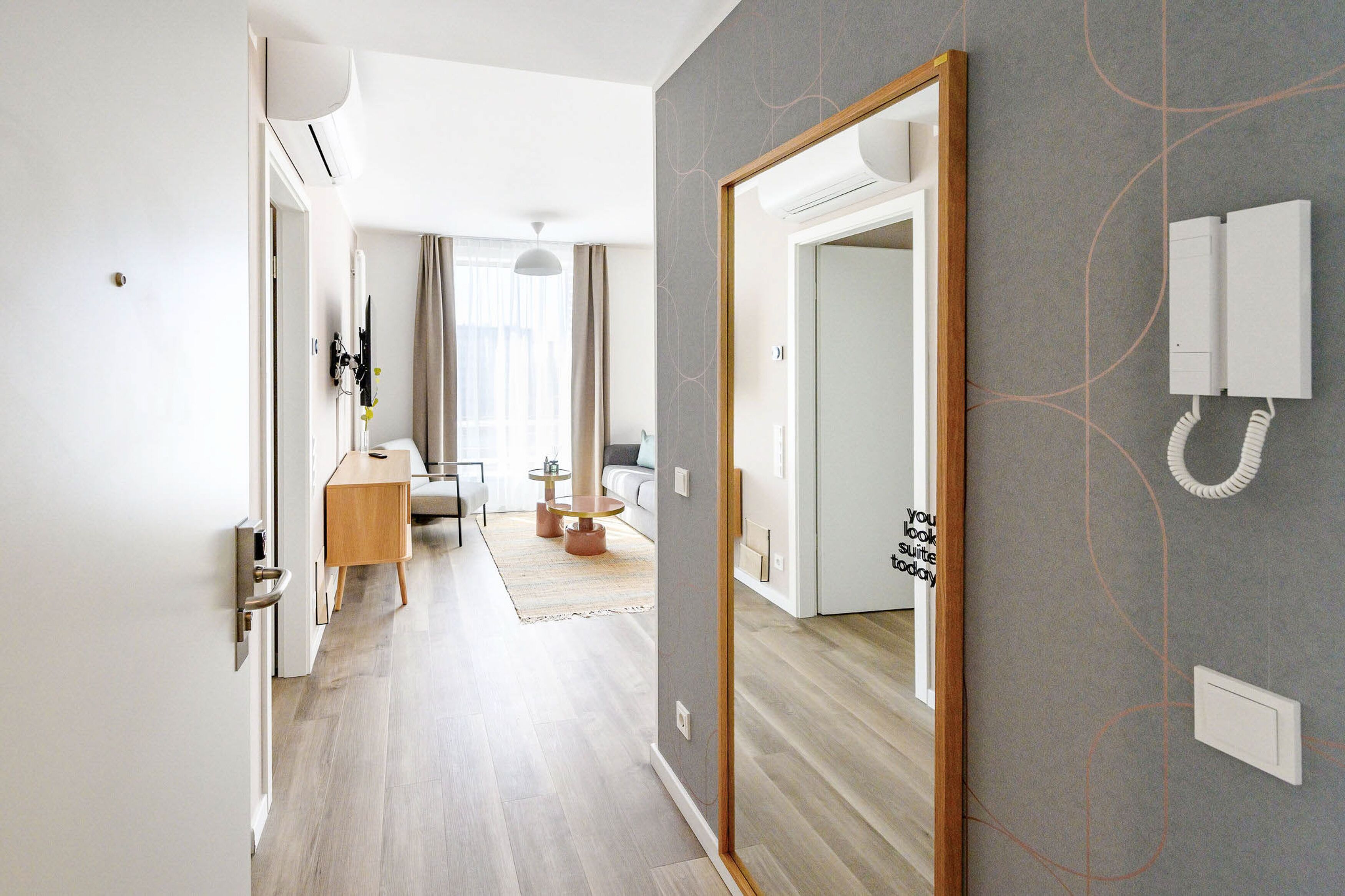 Three-Bedroom Penthouse +rooftop terrace | Individueel gedecoreerd, individueel gemeubileerd, een bureau