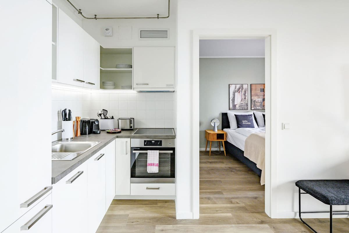 One-Bedroom Suite with balcony | Cucina privata | Frigorifero, piano cottura, macchina per caffè espresso