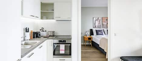 One-Bedroom Suite with balcony | Cocina privada | Frigorífico, placa de cocina y máquina de café espresso
