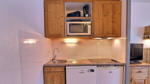 Wasserkocher mit Kaffee-/Teezubehör, Kühlschrank, Mikrowelle, Ofen