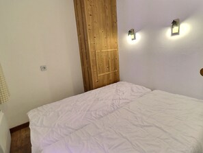 1 bedroom, bed sheets