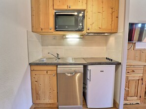 Réfrigérateur, micro-ondes, plaque de cuisson, lave-vaisselle