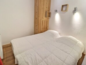1 bedroom, bed sheets