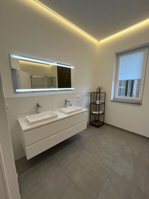 Douche, sèche-cheveux