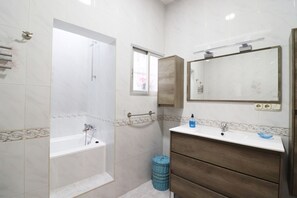 Bathtub, hair dryer, towels - 1048 Casa Molino (Nerja)