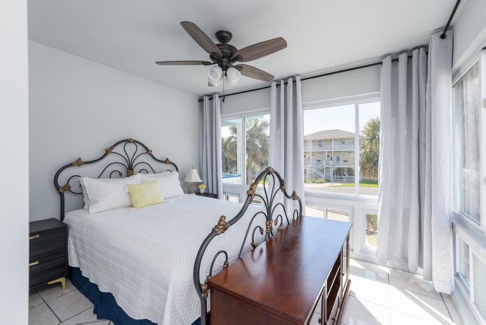 Coastal Home with Screened In Porch and Access to Harbor Island