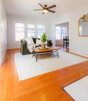 Smart TV - *Downing Street Retreat A & B*- Entire Duplex! (Jacksonville)