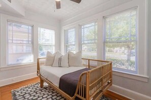 1 bedroom, free WiFi, bed sheets - *Downing Street Retreat A & B*- Entire Duplex! (Jacksonville)