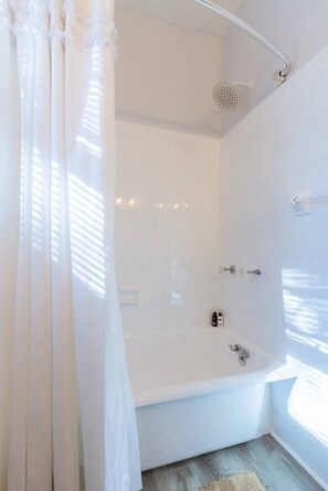 Dusche, Haartrockner, Shampoo