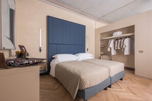 4 Schlafzimmer, Zimmersafe, Schreibtisch, Bügeleisen/Bügelbrett