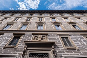 Exterior - Iconic 4 Bedroom Palazzo for a true home from home experience (Firenze)