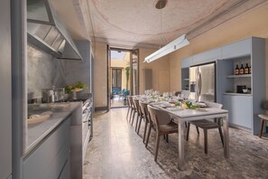 Fridge, microwave, oven, stovetop - Iconic 4 Bedroom Palazzo for a true home from home experience (Firenze)