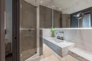 Dusche, Haartrockner, Bidet, Handtücher
