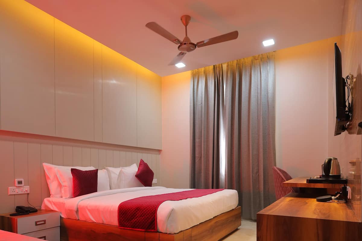 Un dormitorio moderno con una cama, una mesita de noche y un escritorio con silla.