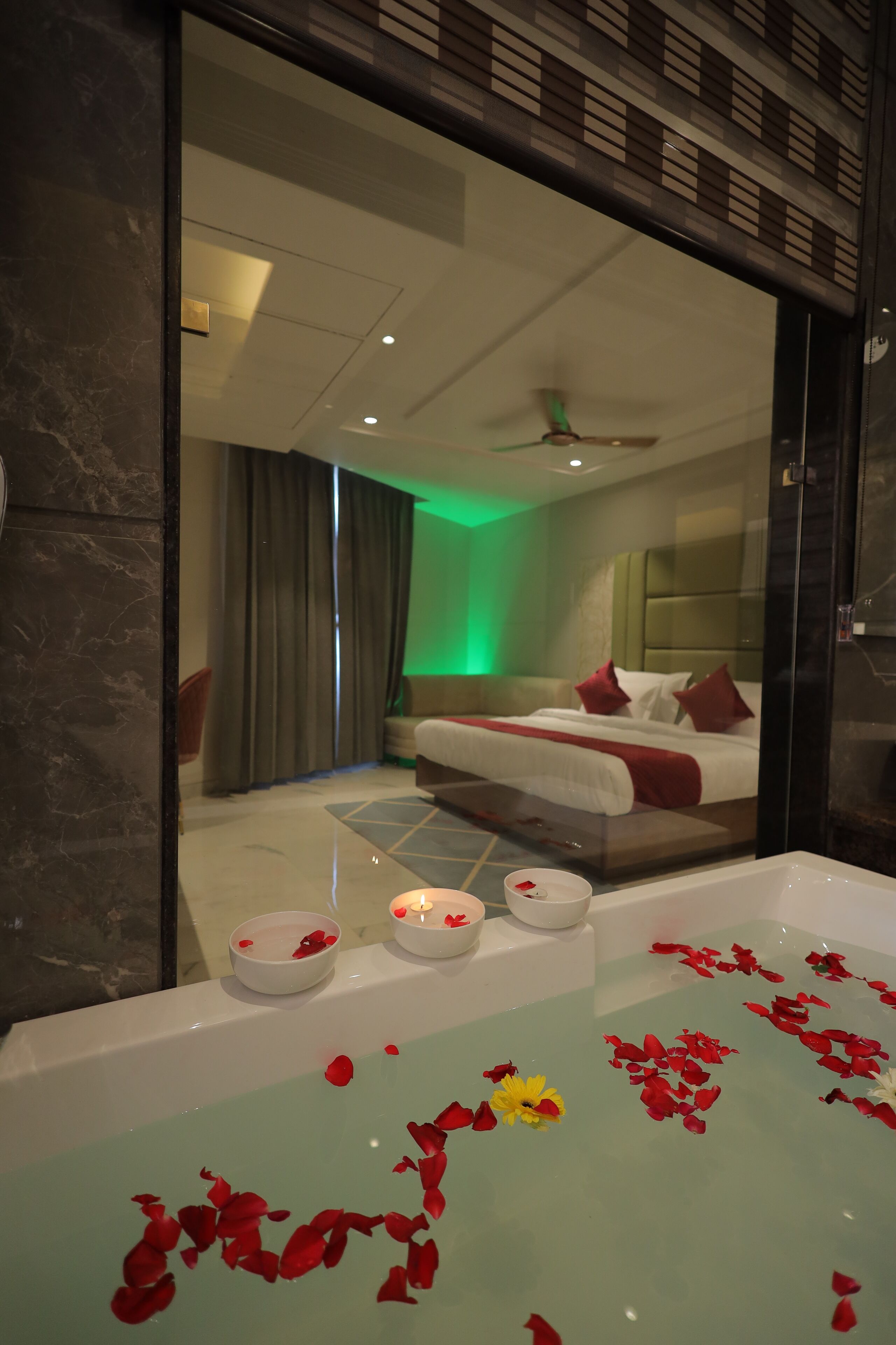 Executive Room | Bathroom | Rainfall showerhead, designer toiletries, hair dryer, slippers