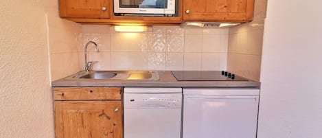Kaffe- och tebryggare, kylskåp, mikrovågsugn och ugn