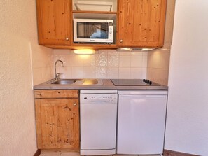 Coffee/tea maker, fridge, microwave, oven - Comfortable 2 Rooms, Ski-In/Ski-Out, Near Shops (La Tania)
