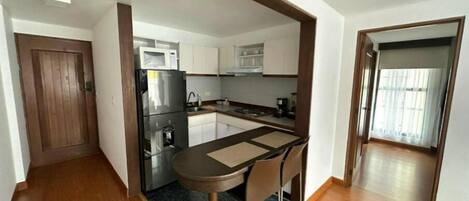 Kjøleskap, mikrobølgeovn, ovn og kokeplater