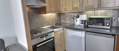 Coffee/tea maker, fridge, microwave, oven