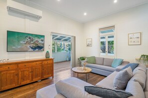 Smart TV - Cove Quarters Byron Bay (Byron Bay)