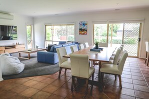 Interior - Wharparilla House - Echuca - Large family home with pool (Echuca)