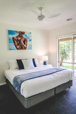 4 bedrooms, iron/ironing board, WiFi, bed sheets - Wharparilla House - Echuca - Large family home with pool (Echuca)
