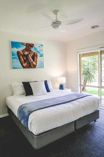 Wharparilla House - Echuca - Large family home with pool