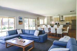 Smart TV, fireplace - Wharparilla House - Echuca - Large family home with pool (Echuca)