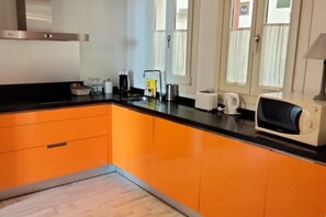 Een microgolfoven, een koffiezetapparaat/waterkoker, een broodrooster