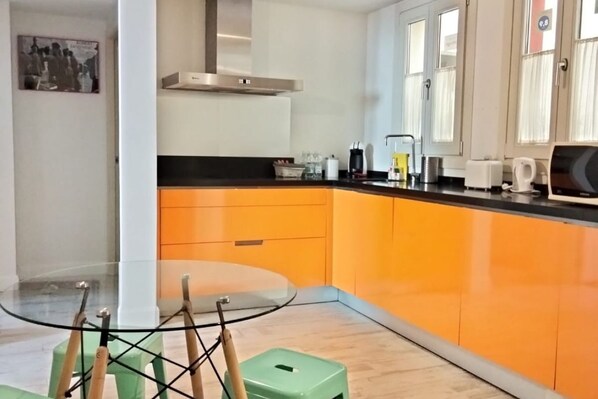 Een microgolfoven, een koffiezetapparaat/waterkoker, een broodrooster