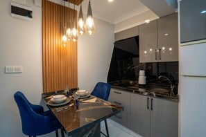 Full-size fridge, stovetop, electric kettle, cookware/dishes/utensils - Shah Residence Hotel (Trabzon)