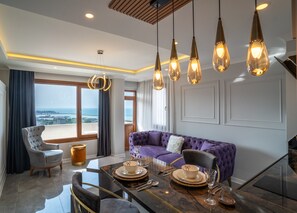 Full-size fridge, stovetop, electric kettle, cookware/dishes/utensils - Shah Residence Hotel (Trabzon)