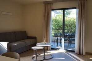 Appartement, 2 chambres, balcon, vue jardin | Coin séjour