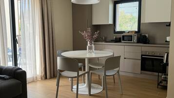 Appartamento, 3 camere da letto, terrazzo, vista giardino | Cucina privata | Frigorifero con congelatore, microonde, forno, piano cottura