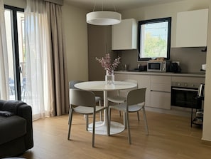 Apartamento, 3 quartos, terraço, vista para o jardim | Cozinha privada | Geladeira grande, micro-ondas, fogão, cooktop