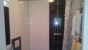 A bathroom with a toilet, sink, and shower. - Appartment Graz Zentrum (Graz)