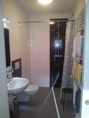 Haartrockner, Handtücher, Seife, Toilettenpapier