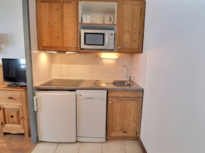 Kaffetrakter/tekoker, kjøleskap, mikrobølgeovn og ovn