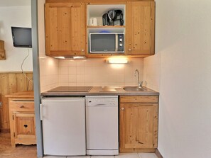 Refrigerador, microondas, placa de cocina, lavavajillas