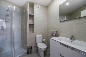 Hårtørrer, bidet, håndklæder, Toiletpapir