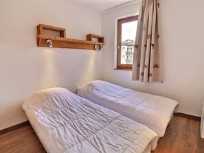 2 bedrooms, bed sheets
