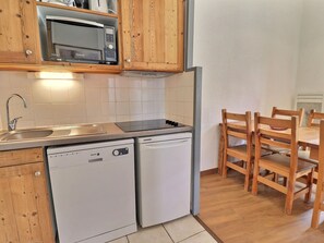 Réfrigérateur, micro-ondes, plaque de cuisson, lave-vaisselle