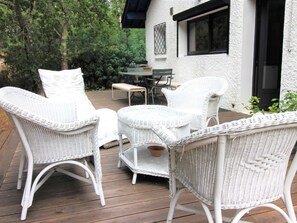 Outdoor dining - Charming Forestside Villa with Terraces, Renovated, Sleeps 8, Close to Beach, WiFi Included (Lège-Cap-Ferret)
