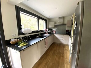 Fridge, microwave, dishwasher, coffee/tea maker